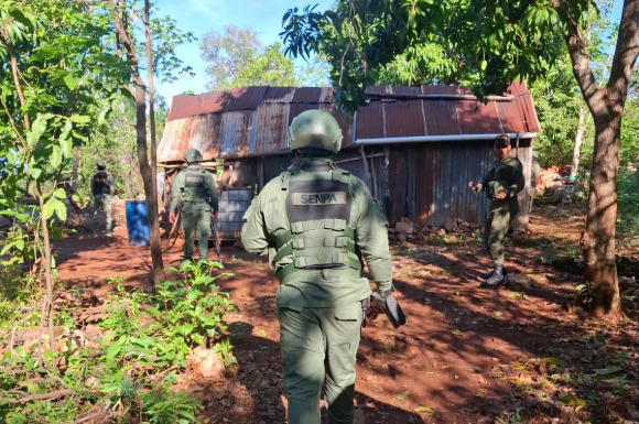 Autoridades desmantelan casuchas de haitianos y dominicano en sierra de Bahoruco.