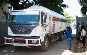 Camiones con cientos de haitianos expulsados por República Dominicana llegan a la frontera