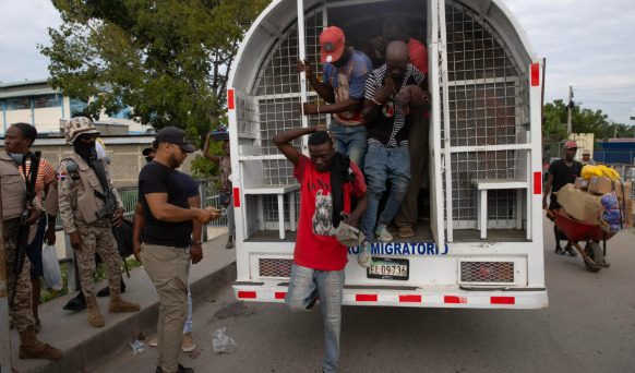 República Dominicana seguirá con las deportaciones ante 'retos sin precedentes' por Haití.