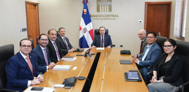 Valdez Albizu se reúne con ejecutivos de Morgan Stanley.