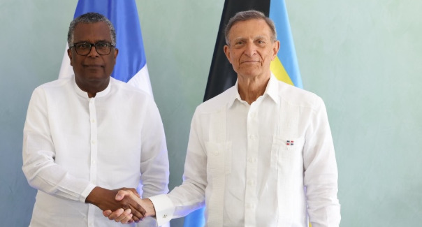 Ministros de Relaciones Exteriores de República Dominicana y Bahamas sostienen reunión bilateral para fomentar intercambio comercial y turístico.