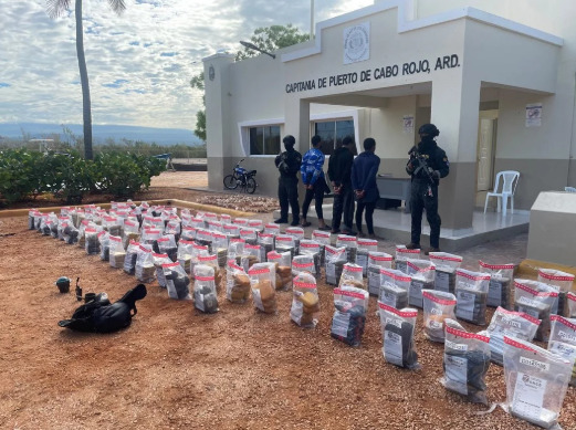 Autoridades decomisan 834 paquetes de cocaína y marihuana en Pedernales