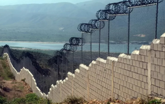 Fernández Onofre supervisa puestos fronterizos y reitera continuación del muro en junio.
