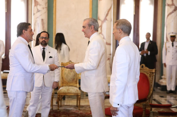 Abinader recibe cartas credenciales de Iván Andrés Favereau Urquiza.
