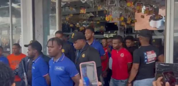 Dueño de comercio chino donde fueron detenidos 35 haitianos será sometido a la justicia