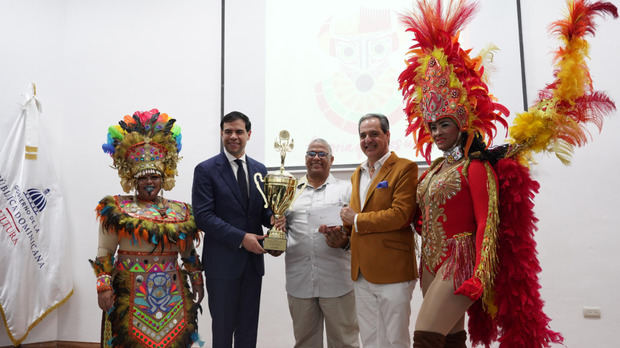 Ministerio de Cultura entrega premios anuales de carnaval.