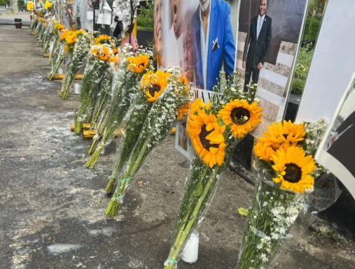 Alcaldía del DN coloca flores y renueva altar frente a la colapsada discoteca Jet Set
