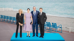 Presidente Abinader y primera dama son recibidos por el presidente Macron y su esposa en cena de gala