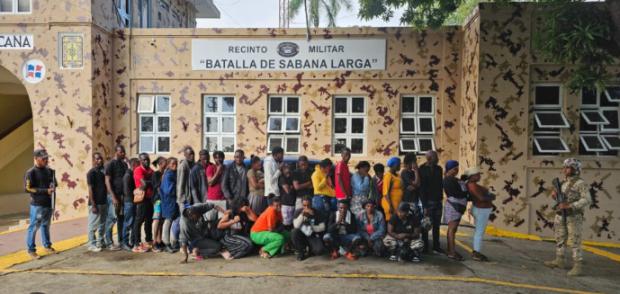 Ejército detiene a haitianos indocumentados en las fronterizas Montecristi y Dajabón