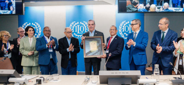 Presidente Abinader recibe reconocimiento en acto de la OIT en Ginebra, Suiza, por su respaldo a los derechos, la dignidad y el bienestar de la clase trabajadora.