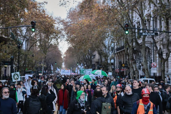 Miles de manifestantes marchan hacia la Casa de Gobierno por condena a Cristina Fernández