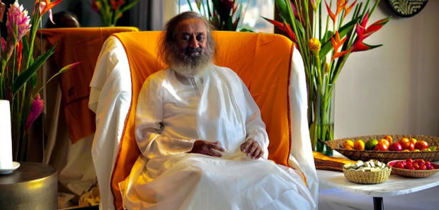 El gurú indio Sri Sri lidera jornada del día del yoga en Bogotá ante unas 5,000 personas.