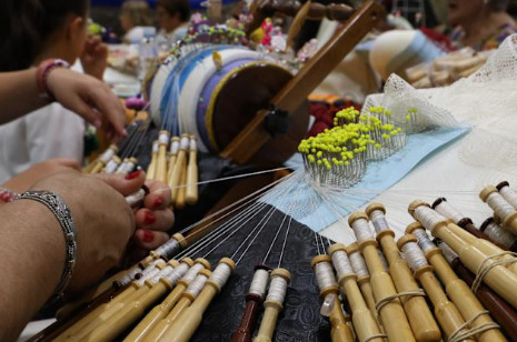 Cantabria teje tradición: Más de 300 personas reivindican el arte del encaje de bolillos.