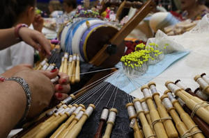Cantabria teje tradición: Más de 300 personas reivindican el arte del encaje de bolillos