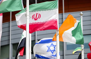 Vista de las banderas de Irán (centro al frente) e Israel (centro atrás, este 23 de junio de 2025, en Viena.