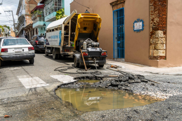 La CAASD trabaja en reparar tubería vierte aguas residuales en la Ciudad Colonial