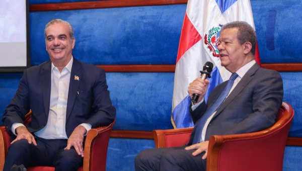 Presidente Abinader y expresidente Fernández se reúnen para reforzar posición unificada ante la crisis haitiana