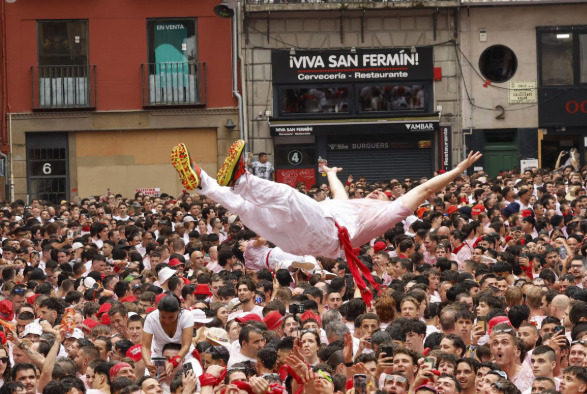 Sanfermines, la fiesta española más internacional, comienzan al grito de 'Palestina libre'.