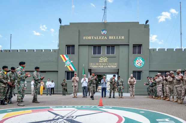 Secretario general de la OEA y ministro de Defensa dominicano inspeccionan la frontera con Haití.