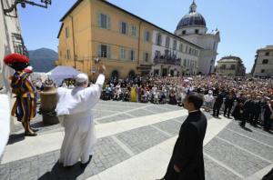 El papa visita el Observatorio vaticano en aniversario de la llegada del hombre a la Luna