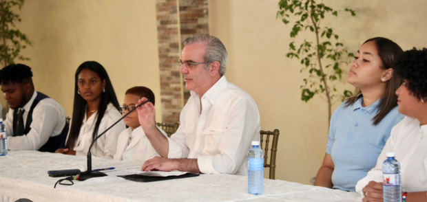 Presidente Abinader sostiene encuentro con más de 300 jóvenes de Azua para escuchar sus inquietudes y presentar oportunidades de desarrollo.