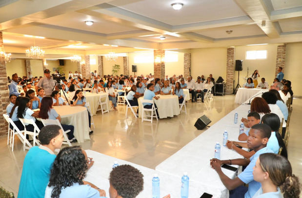 Presidente Abinader sostiene encuentro con más de 300 jóvenes de Azua.