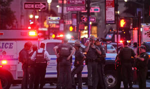 Al menos cuatro muertos, incluido un policía, en tiroteo en Nueva York, confirma el alcalde