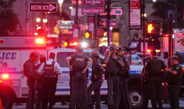 Al menos cuatro muertos, incluido un policía, en tiroteo en Nueva York, confirma el alcalde.