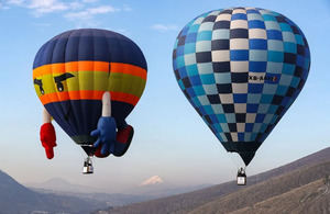Fotografía que muestra los globos aerostático que sobrevuelan en el cuarto Festival Internacional del Globo este viernes, en la Mitad del Mundo, en Quito.