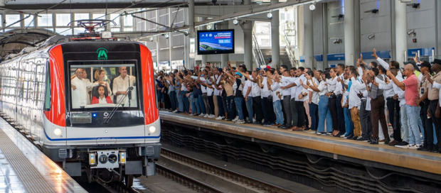 Presidente Abinader inaugura ampliación y pasillo de interconexión peatonal del Metro de Santo Domingo.