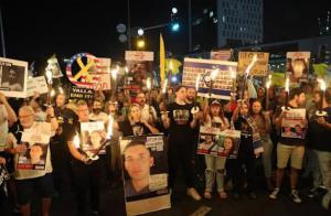 Familias de rehenes llaman a una huelga general en Israel, apoyada por la oposición