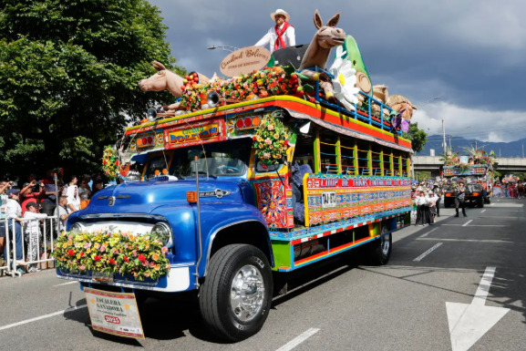 Las costumbres antioqueñas desfilaron a bordo de buses escalera en la Feria de las Flores