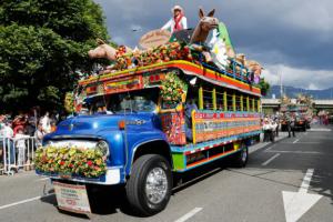 Las costumbres antioqueñas desfilaron a bordo de buses escalera en la Feria de las Flores