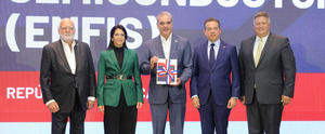 Presidente Abinader recibe Estrategia Nacional para impulsar la industria de semiconductores en RD