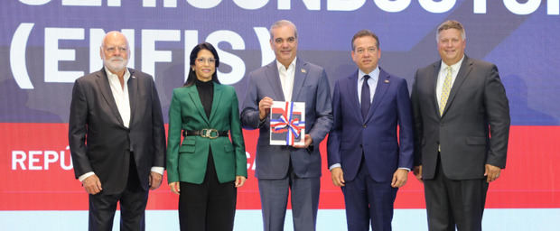 Presidente Abinader recibe Estrategia Nacional para posicionar a RD como referente en manufactura y ensamblaje de semiconductores
