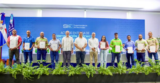 Superintendencia de Electricidad certifica y entrega licencias a técnicos electricistas´