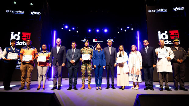 Indotel otorgará 30,000 becas en tecnología; vicepresidenta Raquel Peña encabezó lanzamiento en Santiago.