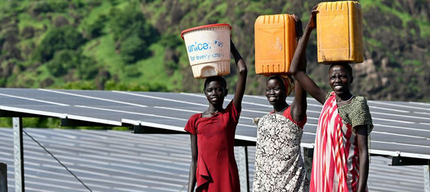 Niñas caminando a casa después de ir a buscar agua, en Itang Woreda, en la región de Gambela, Etiopía.