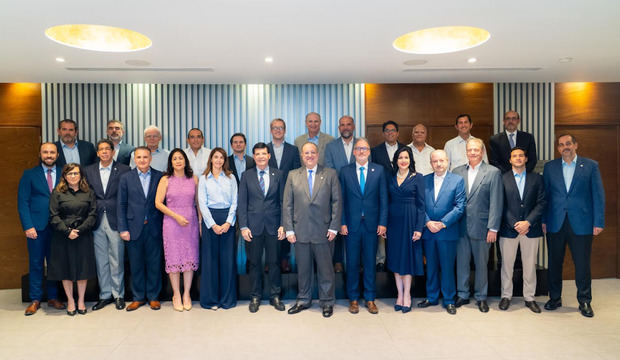 Ministro Magín Díaz sostiene reunión con directivos de AIRD.