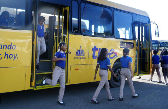 Gobierno dominicano impulsará transporte escolar en colegios privados para mejorar movilidad.