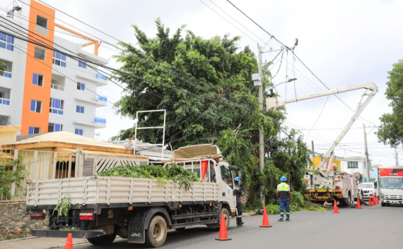 Crecimiento poblacional causa interrupciones eléctricas en sectores de la avenida Jacobo Majluta, según Edeeste.