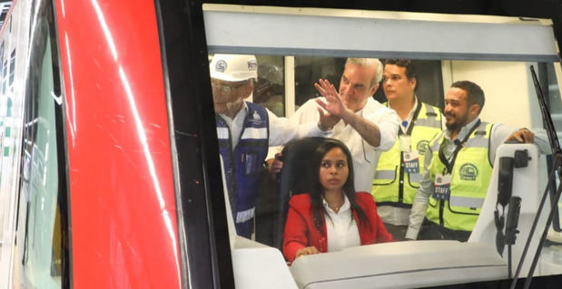 Presidente Abinader realiza recorrido exitoso durante prueba dinámica en Línea 2C del Metro de Santo Domingo.
