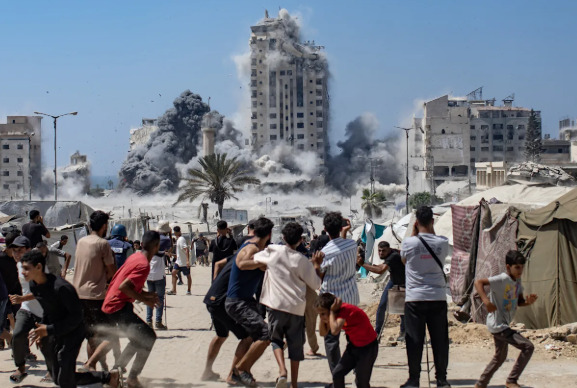 Palestinos reaccionan al humo que se eleva desde la Torre Mushtaha tras un ataque aéreo israelí en el oeste de la ciudad de Gaza, Franja de Gaza