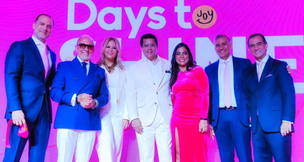 Days to Shine, fundado por Evelyn Betancourt contó con la presencia del productor musical Emilio Estefan, el ministro de Turismo David Collado, y representantes de diferentes sectores, emprendedores, ejecutivos de empresas, y representantes de medios de comunicación.