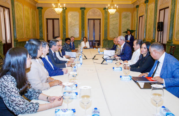 CES presenta informe final sobre la crisis haitiana al presidente Abinader.