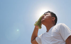 Temperaturas elevadas persisten: recomendaciones para mantenerse fresco y protegido del sol