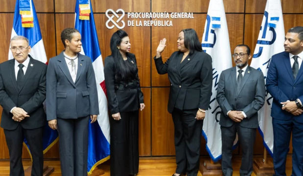 La procuradora Reynoso toma juramento a la directora de carrera del Ministerio Público.