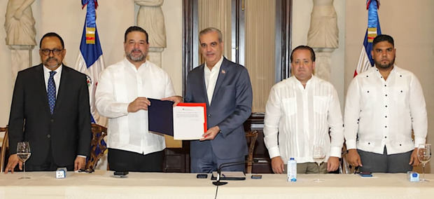 Presidente Abinader anuncia inicio titulación de más de 43 millones de metros cuadrados en Parque Nacional Los Haitises y Reserva Forestal Loma Novillero, en Villa Altagracia.