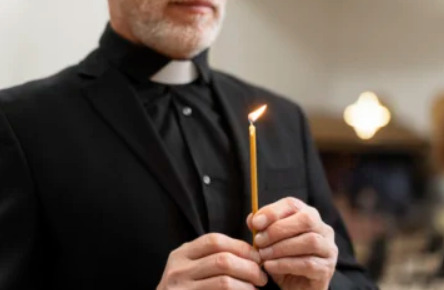 Imponen prisión domiciliaria a sacerdote acusado de abuso sexual