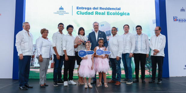 Presidente Abinader supera las 20,000 viviendas entregadas en su gestión; este domingo, 488 familias en SDE recibieron su nuevo hogar.